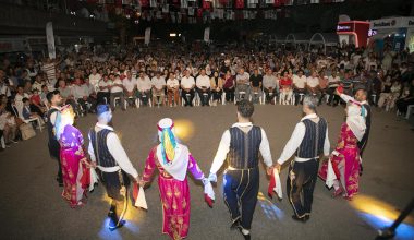 ÇAMLIYAYLA’DA HALAYLARIN ÇEKİLDİĞİ MUHTEŞEM KONSER