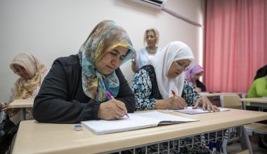 KADINLAR BÜYÜKŞEHİR’İN SIRALARINDA OKUMA YAZMA ÖĞRENİYOR