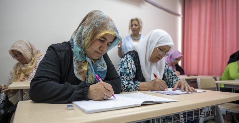 KADINLAR BÜYÜKŞEHİR’İN SIRALARINDA OKUMA YAZMA ÖĞRENİYOR