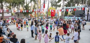 BÜYÜKŞEHİR EKİPLERİ, İLÇELERDE YAZ AKŞAMLARINA RENK KATIYOR