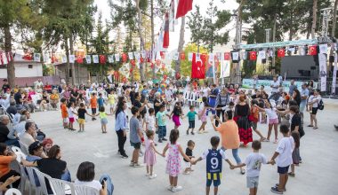 BÜYÜKŞEHİR EKİPLERİ, İLÇELERDE YAZ AKŞAMLARINA RENK KATIYOR