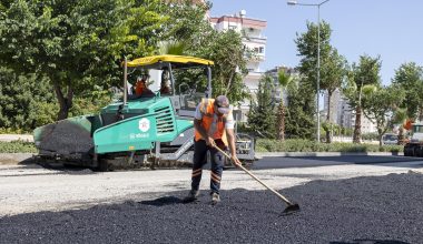 MERSİN BÜYÜKŞEHİR’İN YOL YAPIM EKİBİ 50.YIL MAHALLESİ’NDE ÇALIŞIYOR