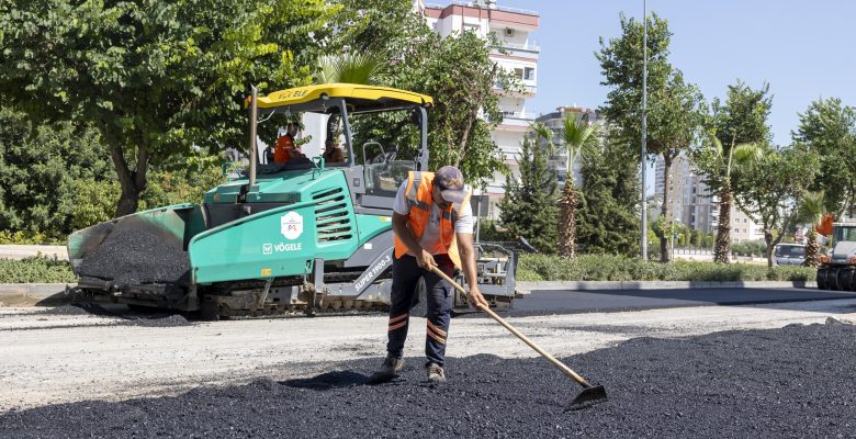 MERSİN BÜYÜKŞEHİR’İN YOL YAPIM EKİBİ 50.YIL MAHALLESİ’NDE ÇALIŞIYOR