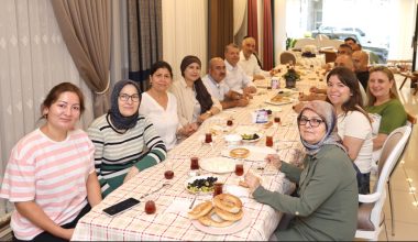 BAŞKAN TURGUT, KOMŞU ESNAF İLE KAHVALTIDA BULUŞTU