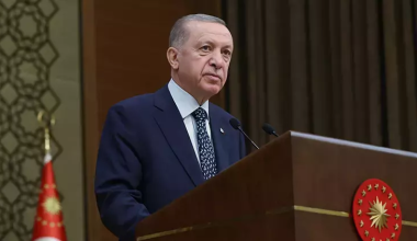 Cumhurbaşkanı Erdoğan, Kemal Kılıçdaroğlu’nun yargılandığı ‘Cumhurbaşkanına Hakaret’ davasında yaptığı savunma nedeniyle Kılıçdaroğlu’na 500.000 TL’lik manevi tazminat davası açtı.