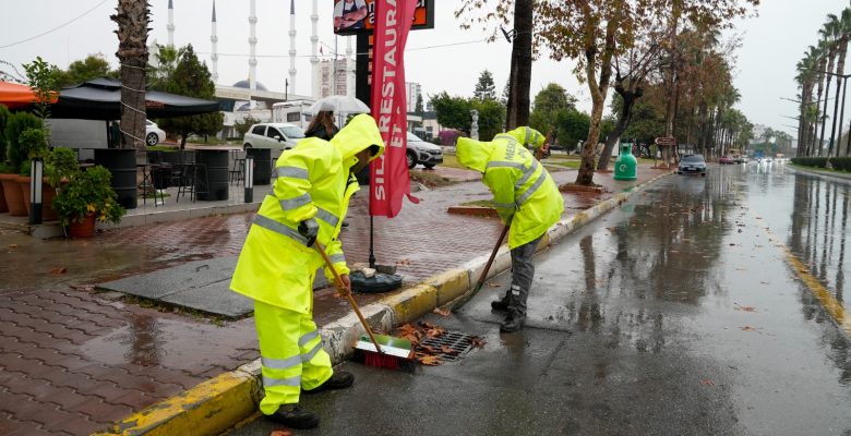 MESKİ’NİN YAĞMURSUYU TİMLERİ OLUŞABİLECEK PROBLEMLERİ HIZLICA ÖNLÜYOR