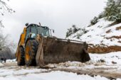 Yenişehir Belediyesinden kar temizleme ve yol açma çalışması