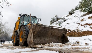 Yenişehir Belediyesinden kar temizleme ve yol açma çalışması