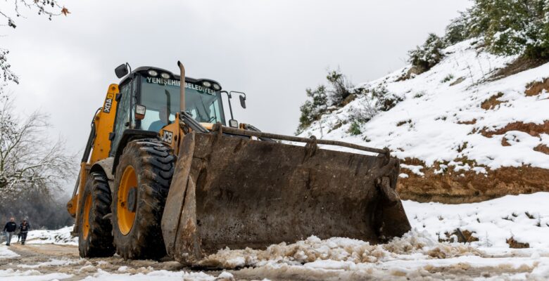 Yenişehir Belediyesinden kar temizleme ve yol açma çalışması