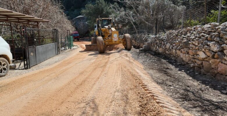 SİLİFKE BUCAKLI MAHALLESİ’NDE YOLLAR STABİLİZE BAKIMDA