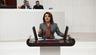 Gülcan Kış’tan Soru Önergesi: “Depremde operatörler çöker,  Bakanlık band daraltmaya gider! Ayıbınızı böyle mi örtüyorsunuz?”