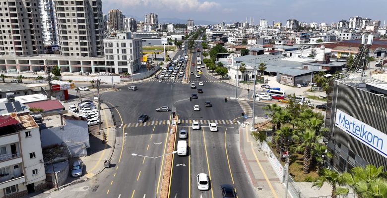 MERSİN’DE TRAFİK AKIŞI BÜYÜKŞEHİR’İN YENİ KAVŞAK DÜZENLEMELERİYLE RAHATLIYOR
