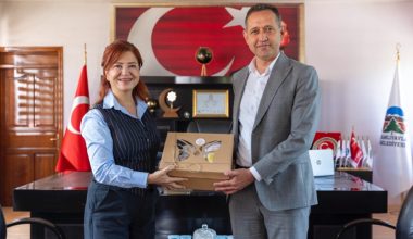 ÇAMLIYAYLALI KADINLAR MERSİN BÜYÜKŞEHİR’İN STANTLARINDA EL EMEĞİ ÜRÜNLERİNİ SERGİLEDİ