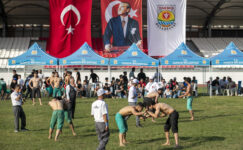 BAŞKAN SEÇER, TARSUS BELEDİYESİ’NİN ‘HIDIRELLEZ MOLLA KERİM KARAKUCAK GÜREŞLERİ’Nİ İZLEDİ