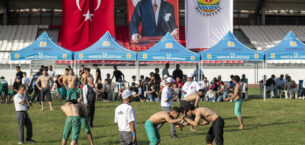 BAŞKAN SEÇER, TARSUS BELEDİYESİ’NİN ‘HIDIRELLEZ MOLLA KERİM KARAKUCAK GÜREŞLERİ’Nİ İZLEDİ