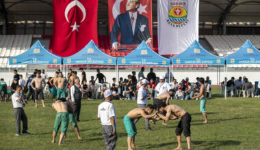 BAŞKAN SEÇER, TARSUS BELEDİYESİ’NİN ‘HIDIRELLEZ MOLLA KERİM KARAKUCAK GÜREŞLERİ’Nİ İZLEDİ