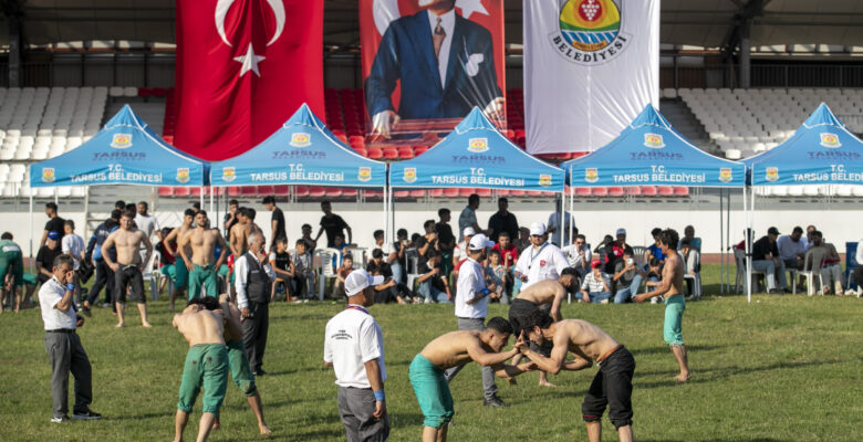 BAŞKAN SEÇER, TARSUS BELEDİYESİ’NİN ‘HIDIRELLEZ MOLLA KERİM KARAKUCAK GÜREŞLERİ’Nİ İZLEDİ