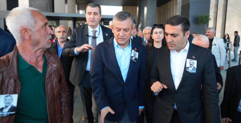 Özgür Özel’e saldıranın kimliği belli oldu: Yıllar önce iki çocuğunu öldürmüş, şartlı tahliyeyle serbest bırakılmış!