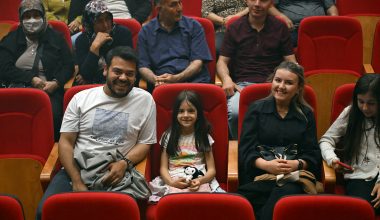 ŞEHİR TİYATROSU’NUN ‘MİSAFİR’ OYUNU GÜLNALILARLA BULUŞTU ŞEHİR TİYATROSU’NUN ‘MİSAFİR’ OYUNU GÜLNALILARLA BULUŞTU