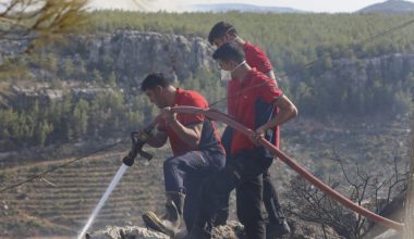 MERSİN BÜYÜKŞEHİR İTFAİYESİ, SİLİFKE YANGININDA 4 VATANDAŞI VE 270 HAYVANI KURTARDI