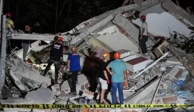 Sındırgı’da deprem sonrası vatandaşlar evlerine giremiyor