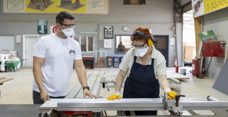 GELECEĞİN MOBİLYA USTALARI BÜYÜKŞEHİR’LE YETİŞİYOR