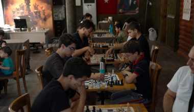 MEZİTLİ’DE ŞAH-HANE SATRANÇ EVİNE YOĞUN İLGİ