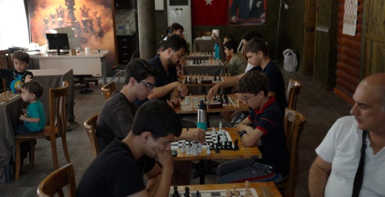 MEZİTLİ’DE ŞAH-HANE SATRANÇ EVİNE YOĞUN İLGİ