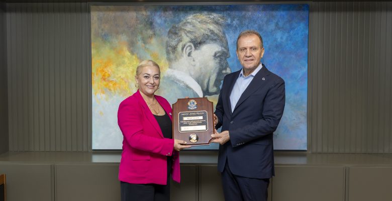 AKDENİZ LİONS KULÜBÜ’NDEN SEÇER’E DOSTLUK ÖDÜLÜ