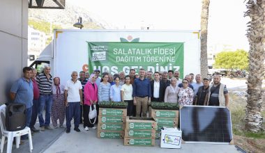 BÜYÜKŞEHİR’DEN AYDINCIK’TA ÜRETİCİYE FİDE VE GÜNEŞ PANELİ DESTEĞİ