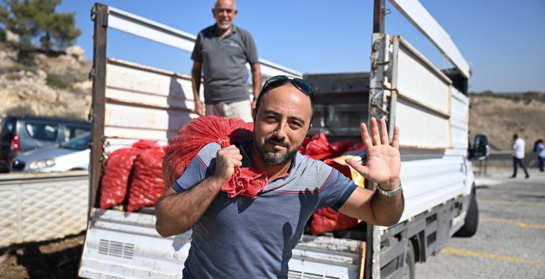 BÜYÜKŞEHİR’DEN ÜRETİMİN KALBİNİ ATTIRAN ÇİFTÇİLERE TARIMSAL DESTEK
