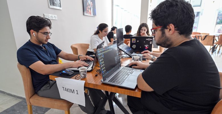 MERSİN BÜYÜKŞEHİR, DÜNYANIN EN BÜYÜK HACKATHONUNA EV SAHİPLİĞİ YAPTI