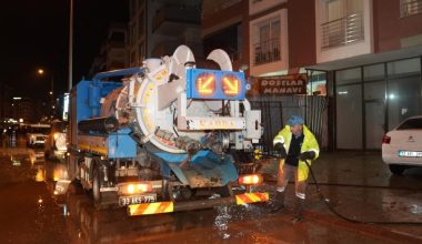 MESKİ EKİPLERİ TARSUS’TA DERE TAŞKININA HIZLICA MÜDAHALE ETTİ