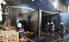 PALET İMALATHANESİNDEKİ YANGIN, MERSİN BÜYÜKŞEHİR İTFAİYESİ’NİN HIZLI MÜDAHALESİYLE BÜYÜMEDEN SÖNDÜRÜLDÜ PALET İMALATHANESİNDEKİ YANGIN, MERSİN BÜYÜKŞEHİR İTFAİYESİ’NİN HIZLI MÜDAHALESİYLE BÜYÜMEDEN SÖNDÜRÜLDÜ