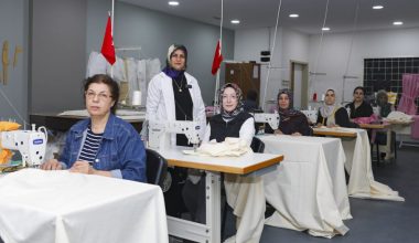 ÖZEL BİREY ANNELERİ BÜYÜKŞEHİR İLE HEM SOSYALLEŞİYOR HEM EL İŞİ ÖĞRENİYOR