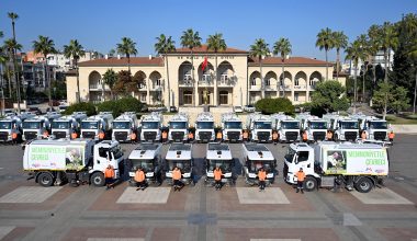 MERSİN BÜYÜKŞEHİR’İN TEMİZLİK ARAÇ FİLOSU’NA 22 BÜYÜK YOL SÜPÜRME ARACI EKLENDİ