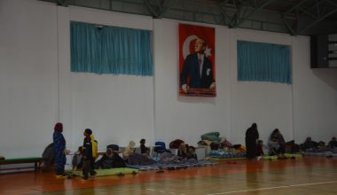 SU BASKINI YÜZÜNDEN MAHSUR KALAN TARIM İŞÇİLERİ BÜYÜKŞEHİR TARAFINDAN TAHLİYE EDİLDİ
