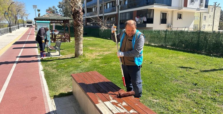 Silifke’de Göksu Irmağı Kenarındaki Bankların Bakımı Yapıldı