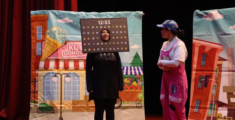 TOROSLAR’DA ÇOCUKLARA “TEKNOLOJİ BAĞIMLILIĞI” TİYATROYLA ANLATILDI