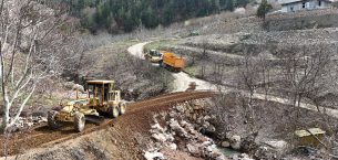 TOROSLAR’DA BAHÇE YOLLARI YENİLENİYOR