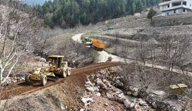 TOROSLAR’DA BAHÇE YOLLARI YENİLENİYOR