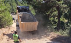 KIRSAL MAHALLELERDE ULAŞIMI KOLAYLAŞTIRAN YOL ÇALIŞMALARI DEVAM EDİYOR