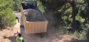 KIRSAL MAHALLELERDE ULAŞIMI KOLAYLAŞTIRAN YOL ÇALIŞMALARI DEVAM EDİYOR