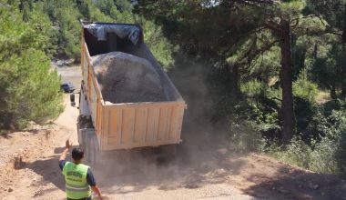 KIRSAL MAHALLELERDE ULAŞIMI KOLAYLAŞTIRAN YOL ÇALIŞMALARI DEVAM EDİYOR