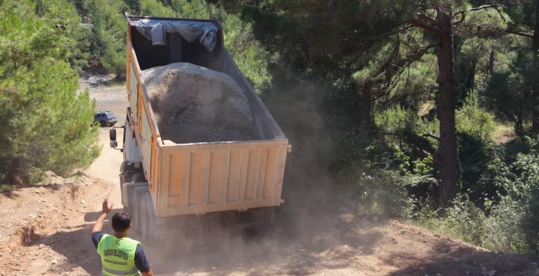 KIRSAL MAHALLELERDE ULAŞIMI KOLAYLAŞTIRAN YOL ÇALIŞMALARI DEVAM EDİYOR