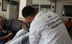 TOROSLAR BELEDİYESİNDEN HUZUREVİ SAKİNLERİNE KİŞİSEL BAKIM HİZMETİ