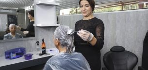 MERSİN BÜYÜKŞEHİR’İN ‘MOBİL KUAFÖR’ HİZMETİ KIRSAL MAHALLELERDE VATANDAŞLARIN YANINDA